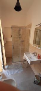 bagno con doccia e lavandino di Center rooms Bartolini a Bologna