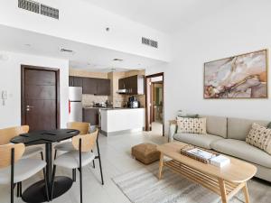 uma sala de estar com um sofá e uma mesa em Stunning and Brand New La Fontana 513 no Dubai