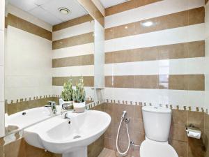 Et badeværelse på Stunning and Brand New La Fontana 513