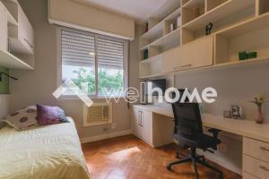 里約熱內盧的住宿－Charmoso apartamento a 550m da Praia do Flamengo，一间卧室配有书桌、一张床和一把椅子