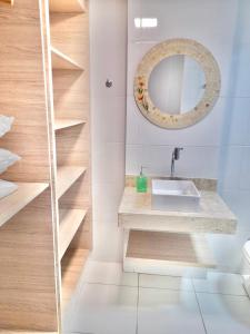 um banheiro com uma pia e um espelho em Parque das Águas Quentes em Caldas Novas