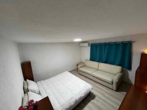 Säng eller sängar i ett rum på Apartments Janiki