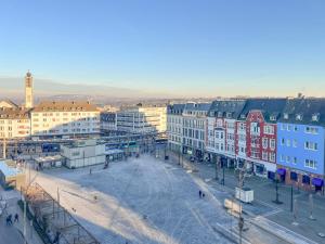 - une vue sur une ville avec des bâtiments et une rue dans l'établissement T&K Apartments - 2 and 3 Room Apartments - Heart of Solingen-Hofgarten, à Solingen