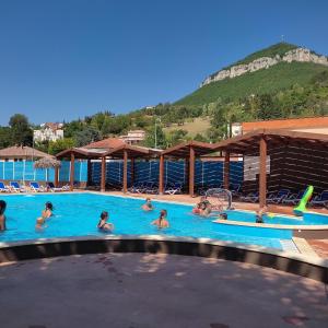 un grupo de personas en la piscina de un complejo en Mobil Home XXL 4 chambres - Camping du Viaduc en Millau