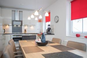 eine Küche mit einem Holztisch und einem Esszimmer in der Unterkunft Appartement - Auf 'm Kampe 41 Winterberg-Neuastenberg in Winterberg