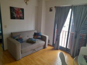 a living room with a couch and some windows at alquiler temporario en Córdoba Capital, excelente ubicación in Cordoba