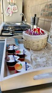 una barra de cocina con una bandeja de comida y una cesta de cebolla en Casa vacanze profumo di mare en Fiumicino