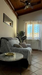 菲烏米奇諾的住宿－Casa vacanze profumo di mare，客厅配有沙发和桌子