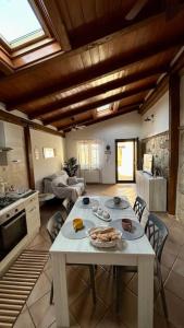 a kitchen with a white table and chairs in a room at Casa vacanze profumo di mare in Fiumicino