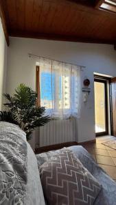a bedroom with a bed and a window at Casa vacanze profumo di mare in Fiumicino