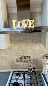 a kitchen stove top with a shelf above it at Casa vacanze profumo di mare in Fiumicino