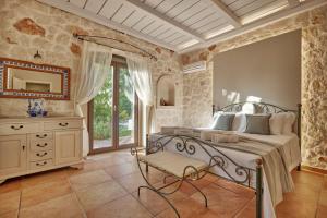 sypialnia z łóżkiem, komodą i lustrem w obiekcie Villa Alexandros w mieście Ágios Nikólaos