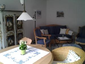 - un salon avec une table et un canapé dans l'établissement Ferienwohnung Christa Hahn, à Birkenau