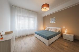 Un dormitorio con una cama y una ventana grande. en CASA BIANCHI, en Monopoli