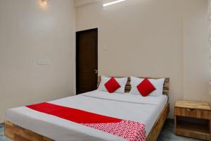 سرير أو أسرّة في غرفة في OYO New Diwanji Lodge