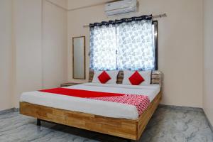 Un ou plusieurs lits dans un hébergement de l'établissement OYO New Diwanji Lodge