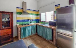 eine Küche mit einem Kühlschrank aus Edelstahl und einer Spüle in der Unterkunft Nice Home In Barbate With Wi-fi in Barbate