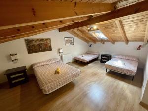 een woonkamer met 2 banken en een tafel bij Chalet del Roble in Biescas