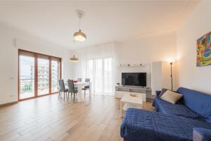 Una sala de estar con un sofá azul y una mesa. en CASA BIANCHI, en Monopoli