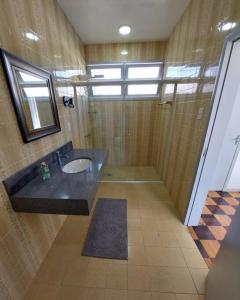 y baño con lavabo y espejo. en Casa de praia em Florianópolis, en Florianópolis