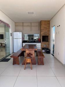 Η κουζίνα ή μικρή κουζίνα στο Casa Paripueira Maceió Alagoas Condomínio Acquaville D11