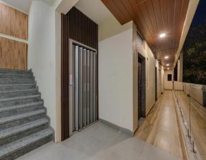 un pasillo de una casa con escaleras y una puerta en Hotel Vimleshwar, en Kolhapur