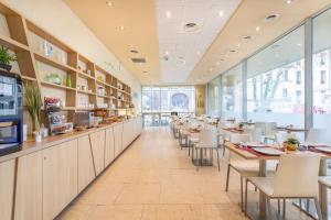 un restaurant avec des tables et des chaises dans une cafétéria dans l'établissement Zenitude Hôtel Résidences Marseille Saint-Charles, à Marseille