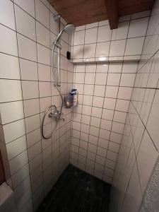 y baño con ducha en una pared de azulejos. en Galerie Petit Delfshaven, en Róterdam 17 fotos más