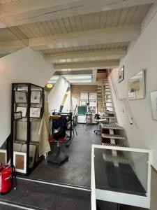 een kantoor met trappen en bureaus in een kamer bij Galerie Petit Delfshaven in Rotterdam
