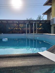 een zwembad met twee metalen staven erin bij Lymore Guest house in Palamarza
