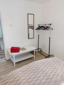 Lymore Guest house في Palamarza: غرفة مع طاولة بيضاء ومرآة