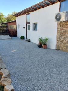 a gravel driveway in front of a house at Lymore Guest house in Palamarca