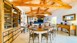 cocina y comedor con mesa y sillas en Magnifique villa avec piscine et billard en Saint-Martin-de-Ré