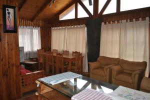 ein Wohnzimmer mit einem Tisch und einem Esszimmer in der Unterkunft Casa Pichidangui, 8 personas. in Quilimarí
