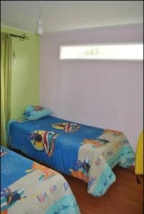 1 Schlafzimmer mit 2 Betten und einem Fenster in der Unterkunft Casa Pichidangui, 8 personas. in Quilimarí