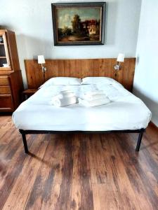 een bed in een kamer met een witte kap bij Residence Du Commerce in Oulx