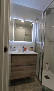 ein Badezimmer mit Waschbecken und Spiegel in der Unterkunft Apartamento la Unión II , calidad y comodidad in Castellón de la Plana