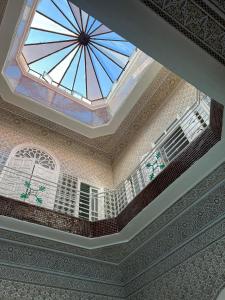 een dakraam in het plafond van een huis bij Riad Blue Garden in Rabat