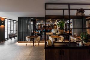 un hall avec des tables et des chaises ainsi qu'un bar dans l'établissement Woonlandschap De Leyhoeve Groningen, à Groningue