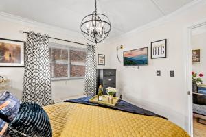 - une chambre avec un grand lit jaune dans l'établissement Romance in the Smokies by Distinctive Getaways, à Gatlinburg