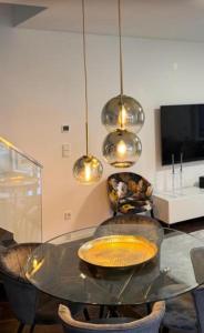 un comedor con una mesa de cristal con un tazón. en Living Giessen by GB, en Giessen