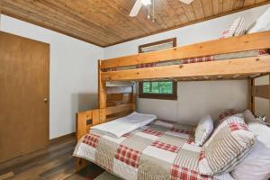 Våningssäng eller våningssängar i ett rum på The Treehouse- Cozy Bryson City Cabin- Game Room