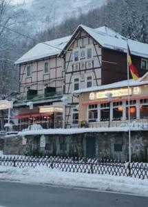 un grande edificio con una bandiera di fronte di Harz Hotel Waldhaus a Goslar