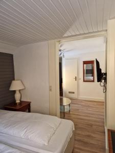 Un pat sau paturi într-o cameră la Harz Hotel Waldhaus