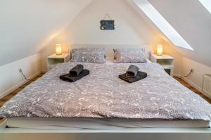 a bedroom with a bed with two slippers on it at Ferienwohnung Boje 20 in Schillig