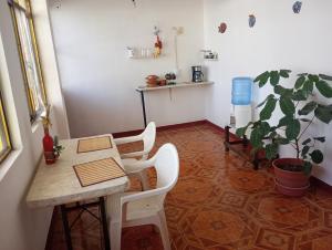 um quarto com uma mesa e cadeiras e um vaso de plantas em Luna y Mar em Oaxaca City
