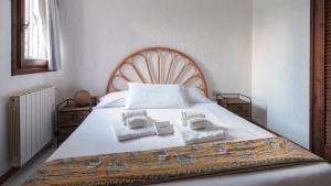 - une chambre avec un grand lit et des serviettes dans l'établissement Welcomely - Acqua e Tramonto, à Olbia