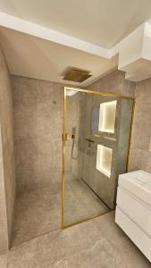 um chuveiro com uma porta de vidro na casa de banho em Luxurious 150m² Home + Pool + Garden em Munique