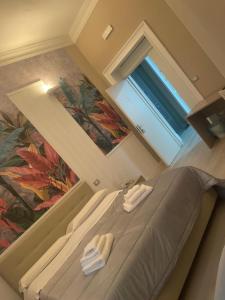 ナポリにあるB＆B シェ モアの窓付きのベッドが備わる客室です。