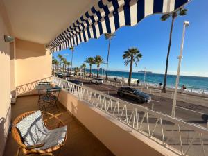 uma varanda com vista para a praia e um carro em Marjolaine luxury sea view, by Welcome to Cannes em Cannes
